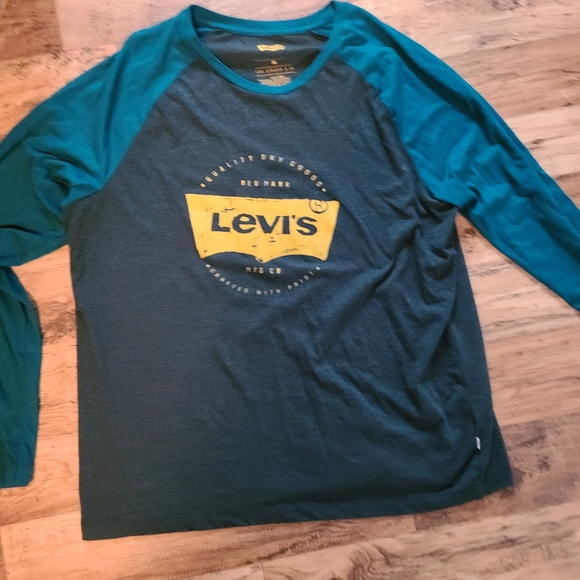 Multiple Levi's shirts - Picture 4 of 6